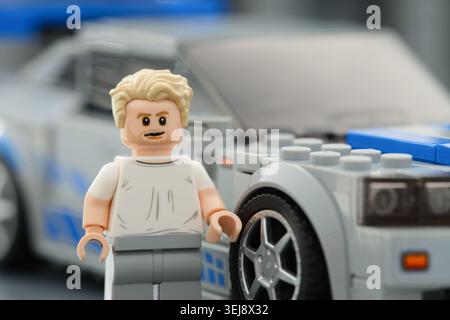 Tambow, Russland – 21. August 2025 Porträt von Lego Brian OConner in der Nähe seines Nissan Skyline GT-R (R34) Autos. Nahaufnahme. Lego Speed Ch Stockfoto
