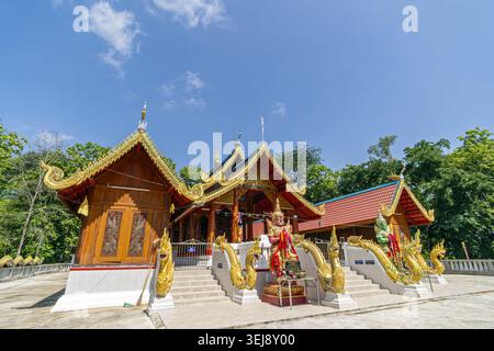 Dok Kham Tai, Phayao, Thailand - 28. Mai 2026: Wat Chaloem Phra Kiat (Wat San Pa Fang), Holzsaal mit Nagagelbalustraden. Stockfoto