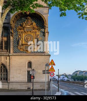 Paris, Frankreich - 28.05.2026: Blick auf den Uhrenturm des Stadtpalastes in La Conciergerie auf der Ile de la Cité Stockfoto