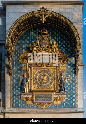 Paris, Frankreich - 05 28 2026: Detailansicht der goldenen Uhr des Stadtpalastes in La Conciergerie auf der Ile de la Cité Stockfoto