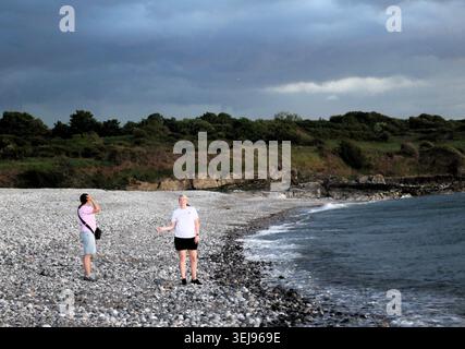 Trwyn du Lighthouse: Tagesausflug am Strand Stockfoto