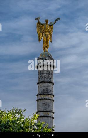 Paris, Frankreich - 05 28 2026: Place du Châtelet. Detailansicht der Spitze der Säule, überragt von einer Statue des Sieges des Palmenbrunnens bei Sonnenaufgang Stockfoto