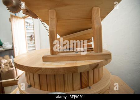 Moderne Holzmühle Stockfoto