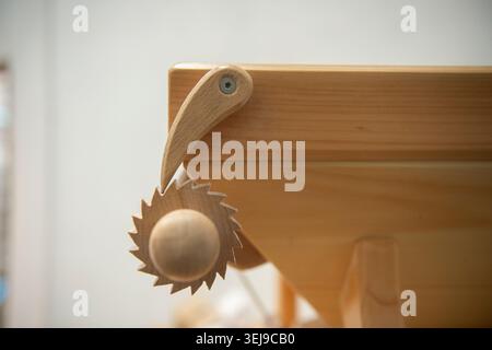 Moderne Holzmühle Stockfoto