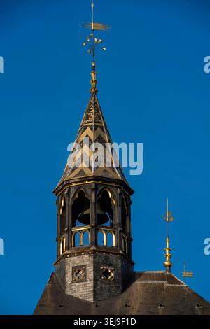 Paris, Frankreich - 05 28 2026: Blick auf die Spitze des Uhrenturms mit einem vergoldeten Dach des Stadtpalastes in La Conciergerie auf der Ile de la Cité Stockfoto