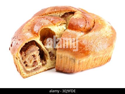Gubana, typischer Kuchen der slowenischen Minderheit in der Region Friaul in Italien, auf weißem Hintergrund. Stockfoto