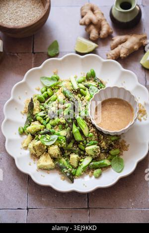 Knuspriger Quinoasalat mit Spargel, Sojabohnen und Avocado Stockfoto