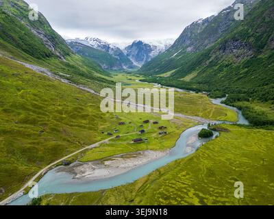 Aus der Vogelperspektive auf die Tundra-Landschaft im Jostedalsbreen-Nationalpark, wo Gletscherflüsse Kanäle durch ein weites Alpental i ziehen Stockfoto