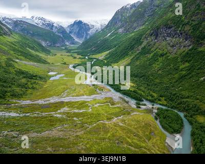 Aus der Vogelperspektive auf die Tundra-Landschaft im Jostedalsbreen-Nationalpark, wo Gletscherflüsse Kanäle durch ein weites Alpental i ziehen Stockfoto