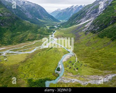 Aus der Vogelperspektive auf die Tundra-Landschaft im Jostedalsbreen-Nationalpark, wo Gletscherflüsse Kanäle durch ein weites Alpental i ziehen Stockfoto