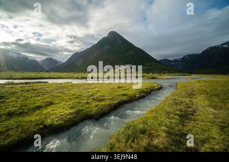 Aus der Vogelperspektive auf die Tundra-Landschaft im Jostedalsbreen-Nationalpark, wo Gletscherflüsse Kanäle durch ein weites Alpental ziehen. Stockfoto