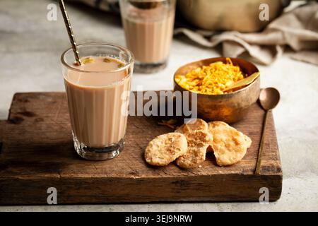 Masala Chai mit Papdi und herzhaften Namkeen-Snacks Stockfoto