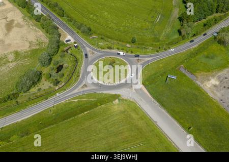 Von oben nach unten aus der Drohne auf einen landschaftlich gestalteten Kreisverkehr in der Nähe der Wetherby Racecourse in Leeds West Yorkshire, Großbritannien, umgeben von Straßen, Gras und Landschaft Stockfoto