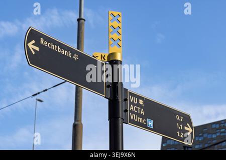 Amsterdam, Niederlande - 23. Mai 2026: Schwarz-goldener Wegweiser in Amsterdam, der den Weg zur Rechtbank (Gerichtsgebäude), VU Universit anzeigt Stockfoto