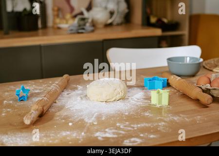Backteig Zubereitung auf Küchentisch für hausgemachtes Gebäck Stockfoto