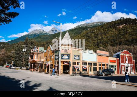Skagway, Alaska – 28. August 2025: Dynamische Low Angle-Aufnahme der historischen amerikanischen Small Town Street, rustikale Pionierarchitektur in Alaska Stockfoto