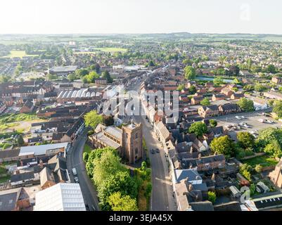Drohnenansicht von Newport, Shropshire, mit St. Nicholas Kirche; Blick von Norden nach Süden. Stockfoto