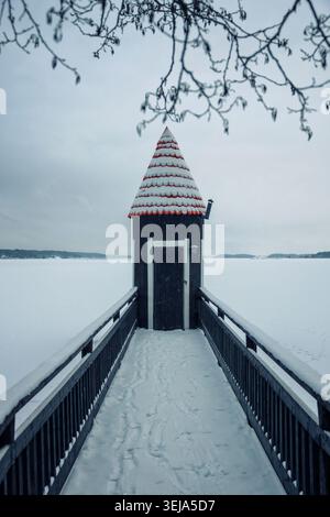 NAANTALI, FINNLAND - 27.12.2023: Too-Ticky's Bathhouse im Moominworld Freizeitpark im Winter. Stockfoto