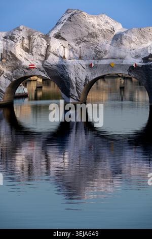 Paris, Frankreich - 05 28 2026: Die Caverne du Pont-Neuf wurde von JR als Hommage an Christo und Jeanne-Claude entworfen. Detailblick auf die von dekorierte Brücke Stockfoto