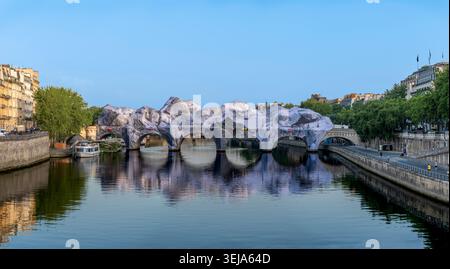 Paris, Frankreich - 05 28 2026: Die Caverne du Pont-Neuf wurde von JR als Hommage an Christo und Jeanne-Claude entworfen. Panoramablick auf die Brücke dekoriert Stockfoto
