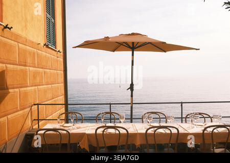 Essen am Meer in Camogli, Italien, mit Meerblick Stockfoto