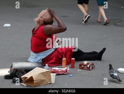 Paris, Frankreich. Mai 2026. © PHOTOPQR/LE PARISIEN/Delphine Goldsztejn (Staff) ; Paris ; 28/05/2026 ; Les sans-abris face à la canicule face à la canicule, les sans-abri et les précaires en souffrance Illustration : Femmes sans-abri en France : précarité, Violences Paris 12è LE 28/05/2026 Foto : Delphine Goldsztejn Paris, Frankreich, 28. Mai 2026 Credit News in Paris/MAXPP Live Stockfoto