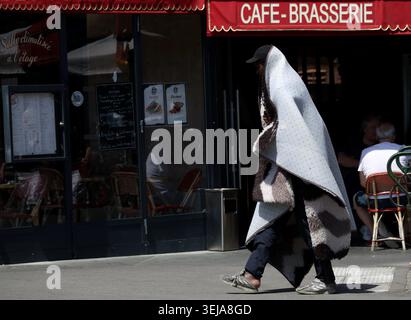 Paris, Frankreich. Mai 2026. © PHOTOPQR/LE PARISIEN/Delphine Goldsztejn (Staff) ; Paris ; 28/05/2026 ; Les sans-abris face à la canicule face à la canicule, les sans-abri et les précaires en souffrance Paris 12è Le 28/05/2026 Foto : Delphine Goldsztejn Paris, Frankreich, 28. Mai 2026 Hitzewelle in Paris Credit: MAXPPP/Alamy Live News Stockfoto