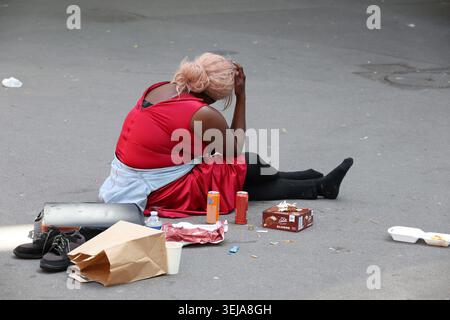 Paris, Frankreich. Mai 2026. © PHOTOPQR/LE PARISIEN/Delphine Goldsztejn (Staff) ; Paris ; 28/05/2026 ; Les sans-abris face à la canicule face à la canicule, les sans-abri et les précaires en souffrance Illustration : Femmes sans-abri en France : précarité, Violences Paris 12è LE 28/05/2026 Foto : Delphine Goldsztejn Paris, Frankreich, 28. Mai 2026 Credit News in Paris/MAXPP Live Stockfoto