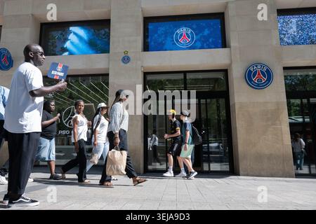 Paris, Frankreich. Mai 2026. © PHOTOPQR/OUEST FRANCE/Stéphane Geufroi ; Paris ; 28/05/2026 ; La Boutique officielle du Paris Saint Germain sur les Champs-Elysées. Paris, Frankreich, 28. Mai 2026 Fußball-/PSG-Shop auf der Champs Elysees Avenue Credit: MAXPPP/Alamy Live News Stockfoto