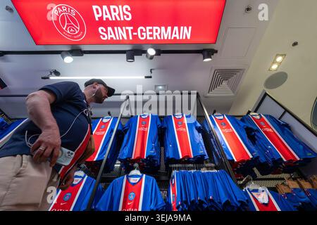Paris, Frankreich. Mai 2026. © PHOTOPQR/OUEST FRANCE/Stéphane Geufroi ; Paris ; 28/05/2026 ; La Boutique officielle du Paris Saint Germain sur les Champs-Elysées. Paris, Frankreich, 28. Mai 2026 Fußball-/PSG-Shop auf der Champs Elysees Avenue Credit: MAXPPP/Alamy Live News Stockfoto