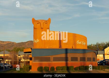 Vorderansicht der Außenfassade des berühmten Owl Cafe in Albuquerque, New Mexico, USA Stockfoto