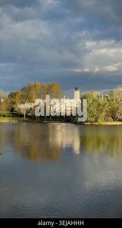 Sturmwolken über dem See im Grand Park of Tirana in Tirana, Albanien Stockfoto