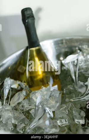 Gekühlte Sektflasche im Eiskübel bei einer luxuriösen Feier Stockfoto