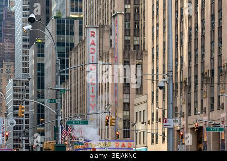 New York, NY, Vereinigte Staaten - die historische Radio City Music Hall zeichnet sich durch die dichte städtische visuelle Überlastung aus Stockfoto