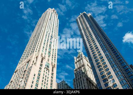 Hohe Wolkenkratzer erheben sich in Downtown Manhattan in die Luft, mit dem historischen Woolworth Building als prominentes architektonisches Wahrzeichen in New York. Stockfoto