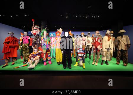 MoMu - Modemuseum in Antwerpen, mit seiner Ausstellung aus dem Jahr 2026, die 40 Jahre der Antwerp Six, die radikalen belgischen Designer und die einzigartige Reise, die sie verbindet, Belgien, feiert. Stockfoto
