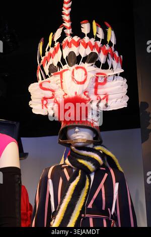 MoMu - Modemuseum in Antwerpen, mit seiner Ausstellung aus dem Jahr 2026, die 40 Jahre der Antwerp Six, die radikalen belgischen Designer und die einzigartige Reise, die sie verbindet, Belgien, feiert. Stockfoto