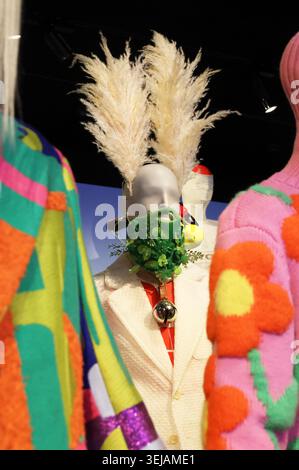 MoMu - Modemuseum in Antwerpen, mit seiner Ausstellung aus dem Jahr 2026, die 40 Jahre der Antwerp Six, die radikalen belgischen Designer und die einzigartige Reise, die sie verbindet, Belgien, feiert. Stockfoto