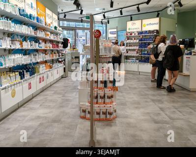PFORZHEIM, DEUTSCHLAND - 28. MAI 2026 Kunden, die in den Regalen mit Kosmetik- und Gesundheitsprodukten surfen, während sie an der Kasse in einem modernen Gebäude warten Stockfoto