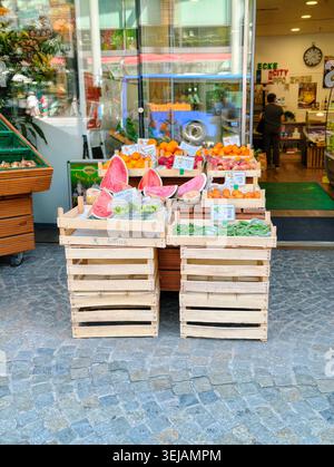 PFORZHEIM, DEUTSCHLAND - 28. MAI 2026 Wassermelonen, Orangen und frisches Obst in Holzkisten auf einer Straßenausstellung vor einem lokalen Supermarkt mar Stockfoto