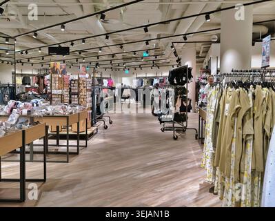 PFORZHEIM, DEUTSCHLAND - 28. MAI 2026 Innenansicht einer modernen Bekleidungsboutique mit Sommerkleider auf Kleiderbügeln, Schautischen mit Waren und Reihen Stockfoto