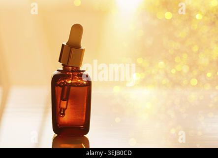 Feuchtigkeitsspendende Anti-aging face Serum in einem dunklen Glasflasche. Hyaluronsäure Stockfoto