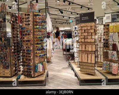 Hochwertige photoPFORZHEIM, DEUTSCHLAND - 28. MAI 2026 Sonnenbrillen, Schmuck und saisonale Accessoires auf Verkaufsregalen in einer modernen Abteilung cl Stockfoto