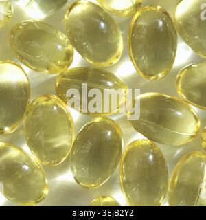 Nahaufnahme von gelben, transparenten Gelkapseln mit durchscheinendem Licht Stockfoto