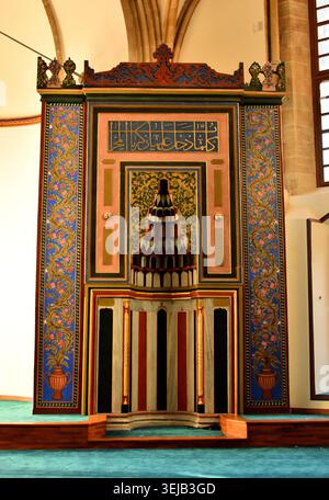 Die verzierte Mihrab-Nische zeigt die Richtung Mekka in der Selimiye-Moschee an, einer historischen Stätte, die früher Saint-Sophia-Kathedrale genannt wurde. Stockfoto