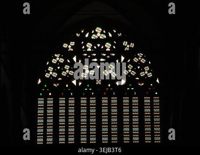 Kompliziertes gotisches Tracery und Buntglasfenster beleuchten das dunkle Innere der Selimiye-Moschee, ehemals St. Sophia-Kathedrale. Stockfoto