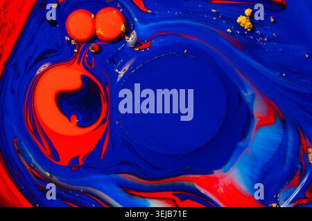 Auffällige abstrakte, fließende Kunstkomposition mit tiefblauem und lebendigem rotem Acrylfarben mit kontrastreichen Details. Perfekt für kreative Bands Stockfoto