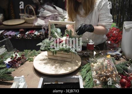 Neujahrsblumen-Arrangement, Blumenhändler arbeitet im Blumenladen Stockfoto