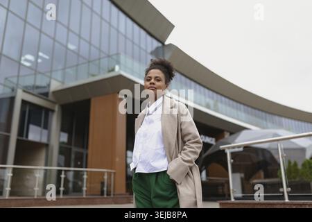 Porträt einer ernsthaft erfolgreichen afroamerikanischen Geschäftsfrau vor einem Bürogebäude, Ansicht von unten Stockfoto