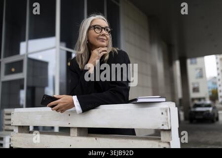 Porträt einer erfolgreichen Geschäftsfrau außerhalb des Büros Stockfoto